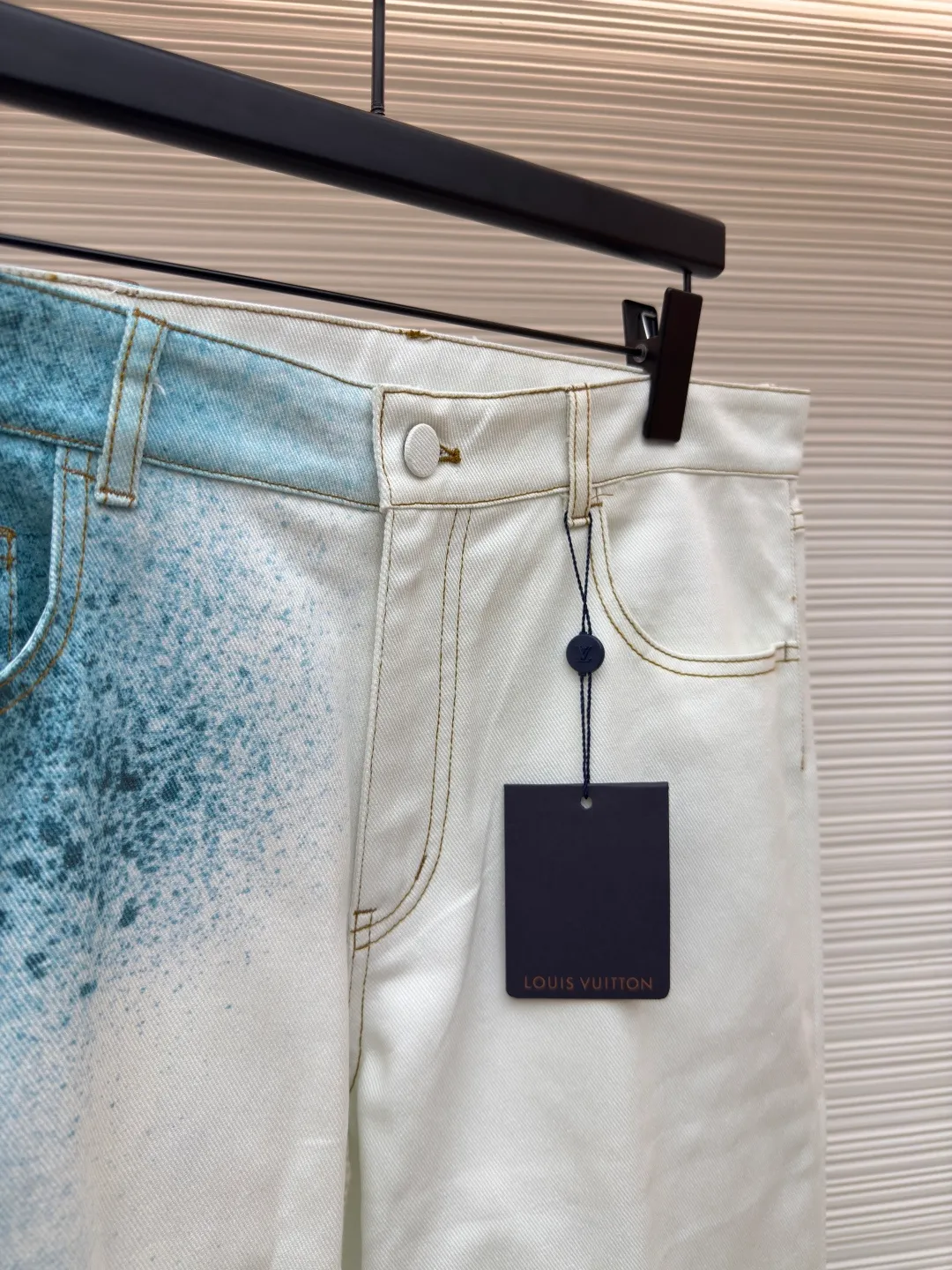 LOUIS VUITTON ink painting trousers ●Authentic product: Purchased and developed for 9800 ●Item number: 1680412-B30 ●Fabric: denim fabric ●Technology: made of semi-bleached cloth ●Version: fitted version ●Weight: about 640 grams ●Size: 30-31-32-33 ●Description: The fabric is made of 7s*7s cotton twill gauze fabric, with a semi-bleached fabric base. Y version was purchased, the flower position was scanned and the printing draft was refined with PS, the fabric was covered with cutting pieces to position the flowers, and a red edge was added to the outer circle of the cutting pieces. The finished printed fabric was precisely cut by laser burning, and the active digital direct-injection printing was printed with a white background ink painting gradient hollow letter effect. The overall wiring is straight and delicate, the fabric is comfortable and soft, and the color is consistent without color difference. It can be matched with the same style to create a fashionable look and control various occasions. Customized accessories, complete with three standards, same style for men and women!